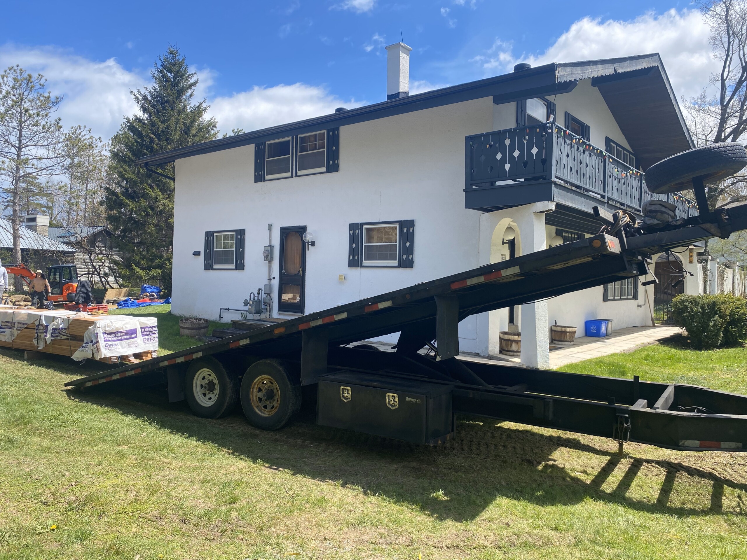 Delivery of genuine Fijian Mahogany decking and siding in Ontario, ensuring high-quality hardwood arrives safely for construction projects.